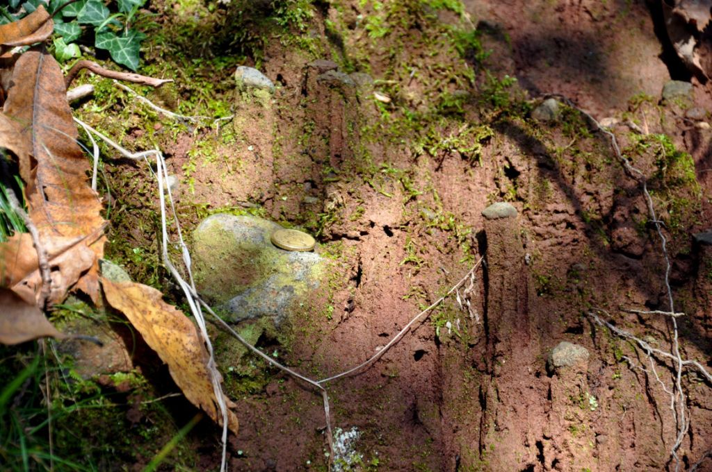Piccole piramidi con pezzettino di roccia sopra